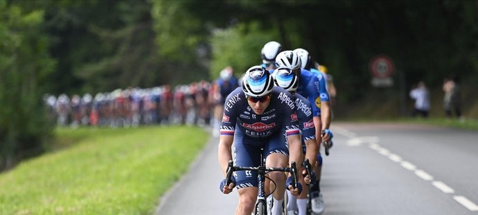 Petr Vakoč na čele pelotonu v Tour de France