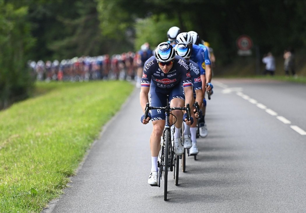 Petr Vakoč na čele pelotonu v Tour de France