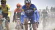 Philippe Gilbert (v modrém) z týmu Deceuninck-Quick Step během jarní klasiky Paříž-Roubaix, kterou nakonec vyhrál