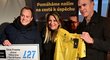 Cyklistický šampion Chris Froome přijel poprvé do Prahy, aby vydražil žlutý dres z Tour 2013 pro syna svého českého kolegy