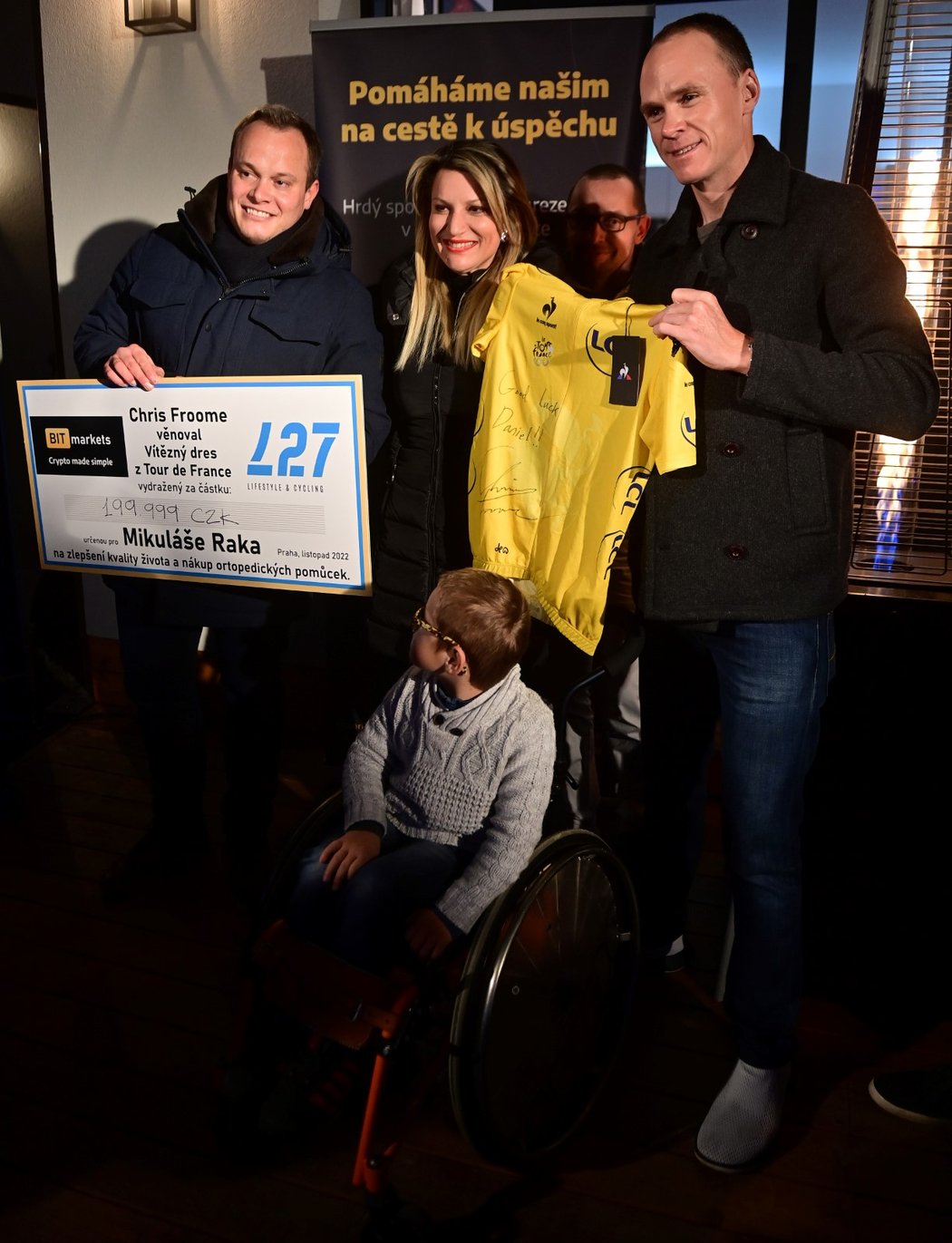 Když cyklistický šampion Chris Froome přijel poprvé do Prahy, vydražil žlutý dres z Tour 2013 pro syna svého českého kolegy