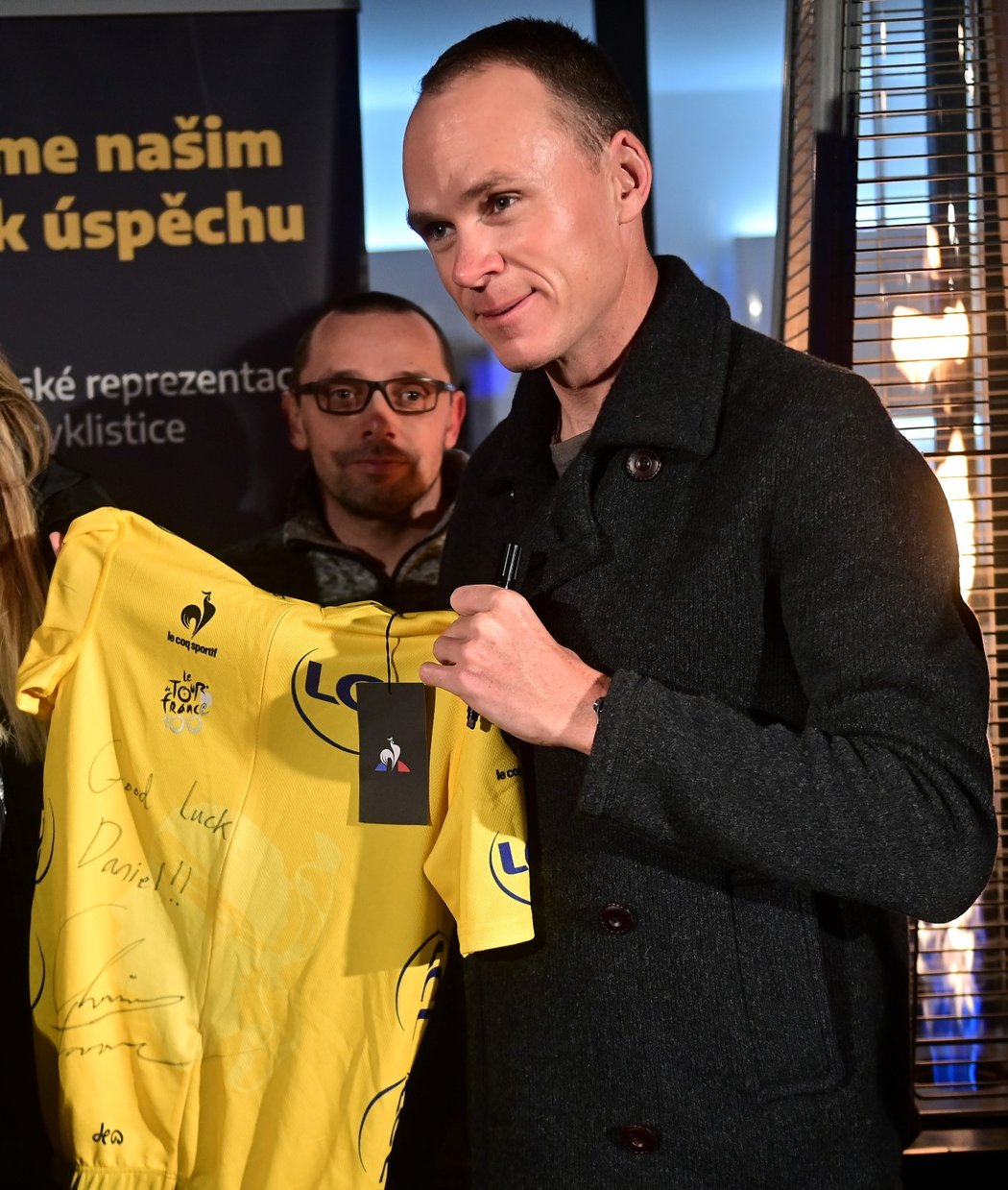 Cyklistický šampion Chris Froome přijel poprvé do Prahy, aby vydražil žlutý dres z Tour 2013 pro syna svého českého kolegy