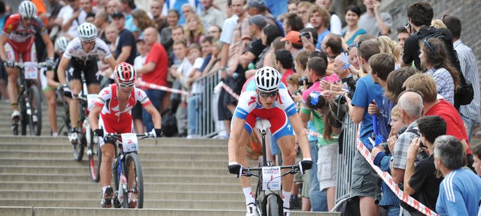 Cyklisté projížděli přímo podél diváků, Jaroslav Kulhavý je ve vedení..