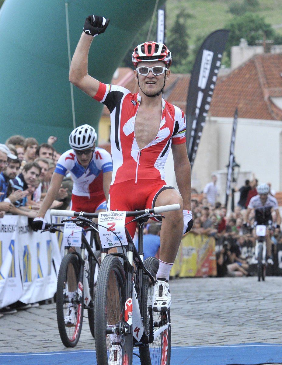 Vítězem cyklistického závodu Pražské schody se 8. července stal Burry Stander z JAR, druhý byl český závodník Jaroslav Kulhavý (v pozadí).