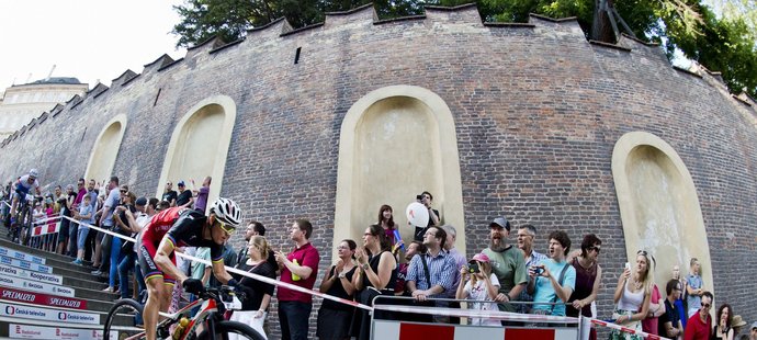 Exhibiční závod na horských kolech Pražské schody se jel 7. června v malebném okolí Hradu