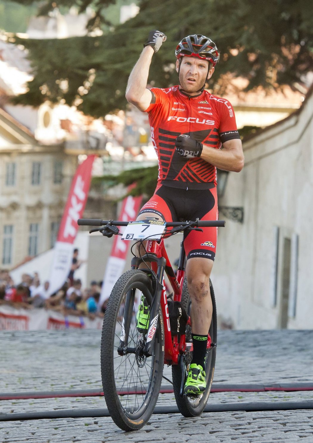 Vítězné gesto sympatického Švýcara. Florian Vogel ovládl 23. ročník závodu na horských kolech Pražské schody