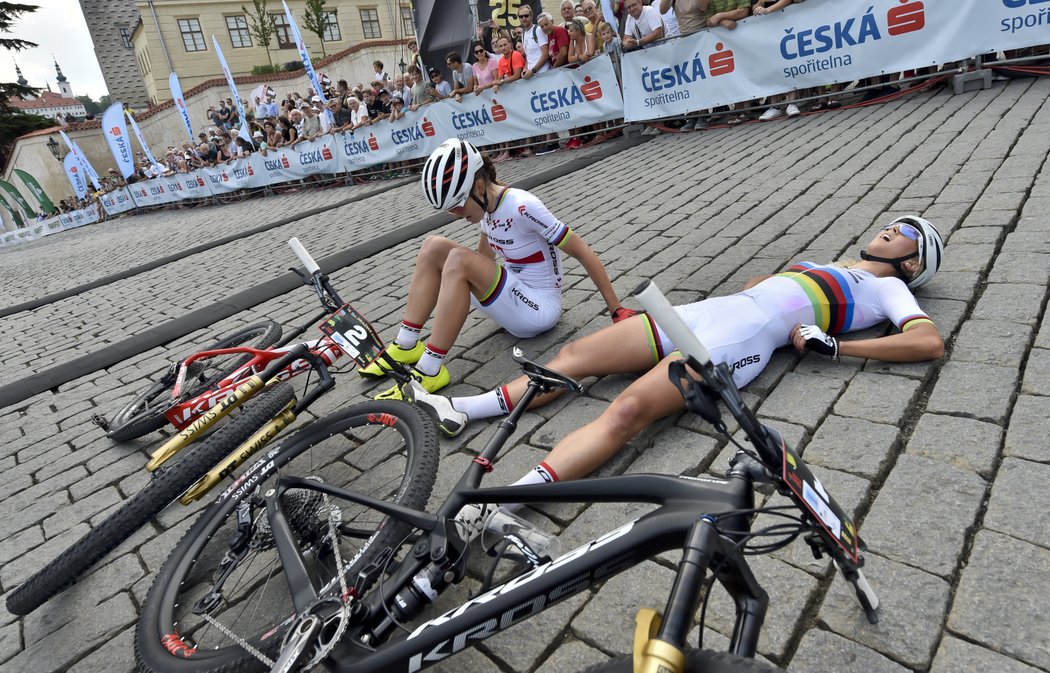 Zleva druhá Maja Wloszczowska z Polska a vítězka Jolanda Neffová ze Švýcarska odpočívají v cíli