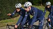 Zdeněk Štybar projíždí trať belgické klasiky Omloop Het Nieuwsblad s týmovým kolegou Mikkelem Frolichem Honorem