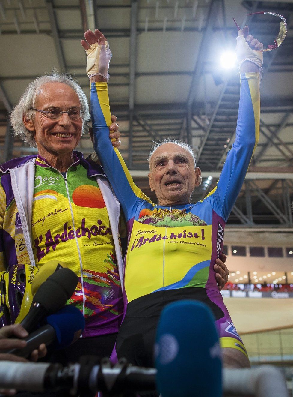 Čas pro mě neběží jinak, ujišťuje 102letý cyklista Robert Marchand, který překonal svůj rekord v hodinovce. Za 60 minut zajel na dráze  ve městě Saint Quentin en Yvelines 26,927 kilometrů