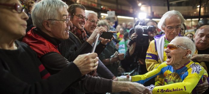 Cyklista Robert Marchand se raduje s fanoušky ze svého rekordu v hodinovce. Je mu 102 let