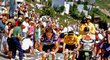 Robert Millar (vlevo) na Tour de France 1990 táhne týmového parťáka ve žlutém dresu Ronana Penseca
