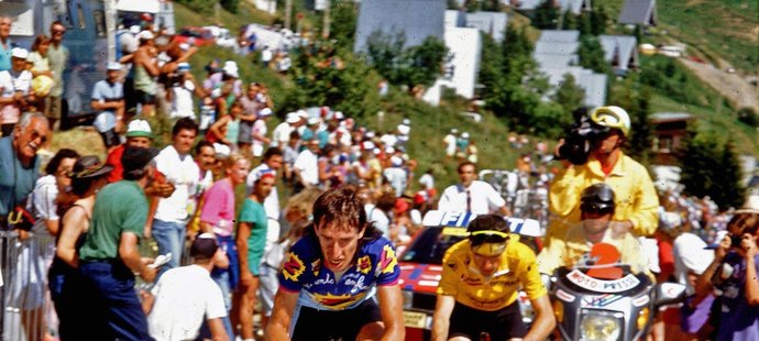 Robert Millar (vlevo) na Tour de France 1990 táhne týmového parťáka ve žlutém dresu Ronana Penseca