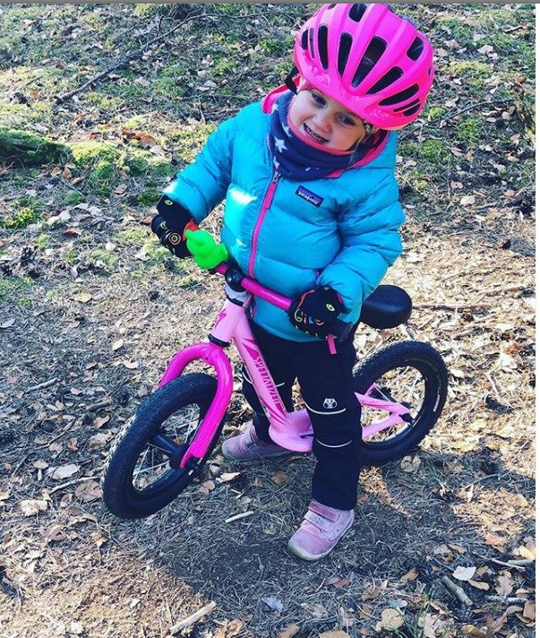 Dcera cyklisty Romana Kreuzigerra Anička se učí tátovu řemeslu.