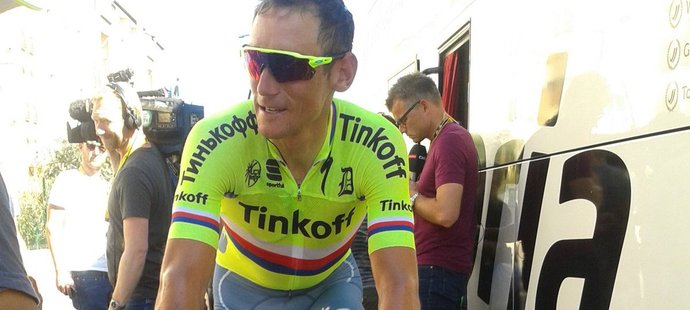 Roman Kreuziger zahřívá svaly před další etapou Tour de France