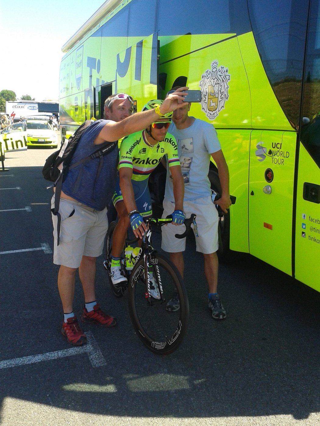 Roman Kreuziger ochotně pózuje s fanoušky kvůli selfie