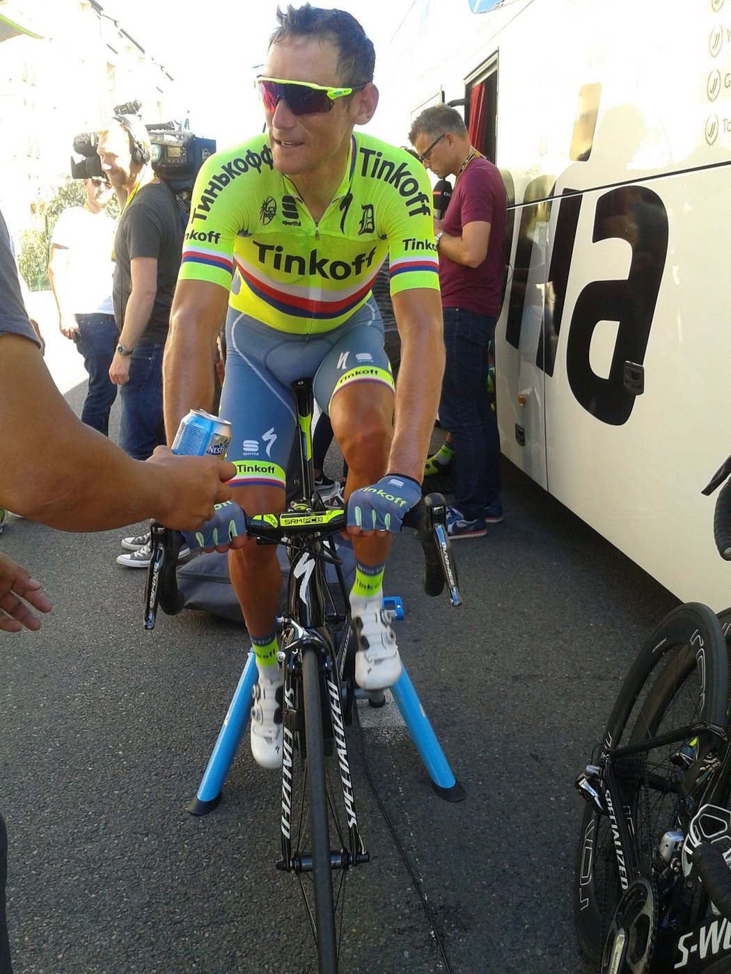 Roman Kreuziger zahřívá svaly před další etapou Tour de France