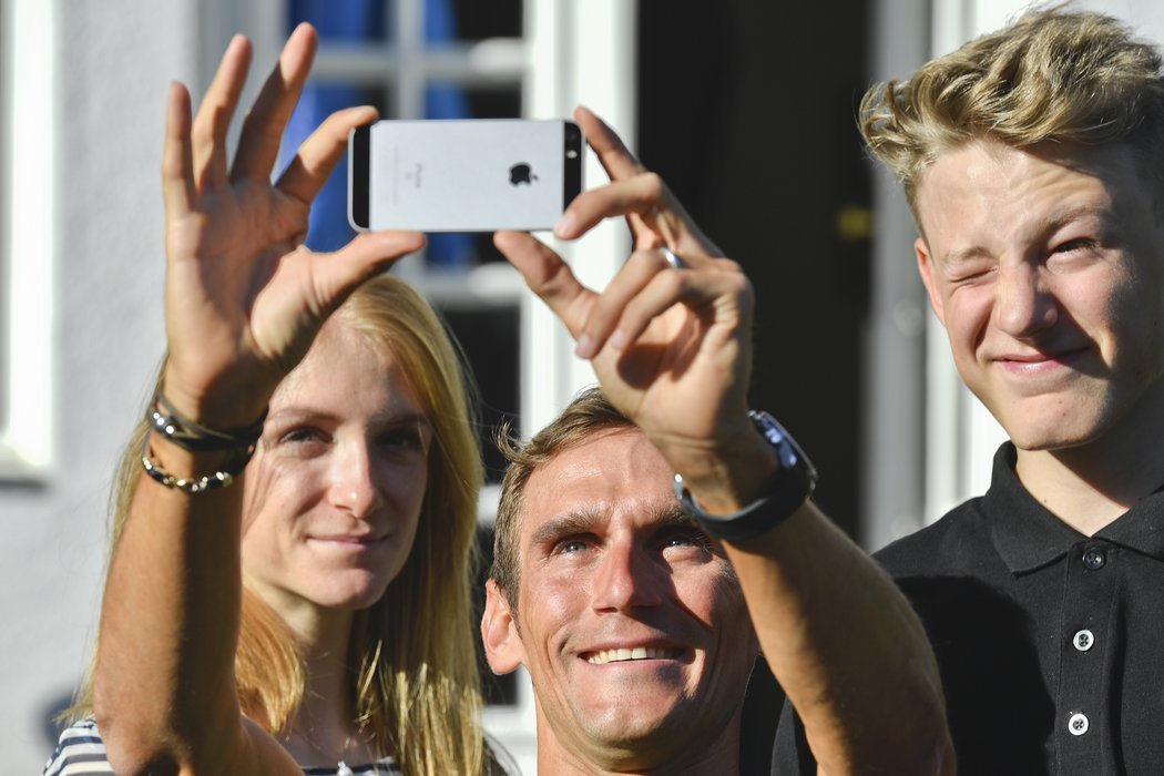 Roman Kreuziger se fotografuje se svými reprezentačními kolegy Veronikou Jandovou a Petrem Kelemenem na tiskové konferenci před MS v cyklistice