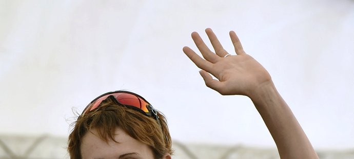 Martina Sáblíková mává fanouškům na mistrovství republiky v cyklistice