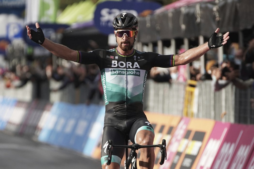 Peter Sagan slaví vítězství v desáté etapě Gira