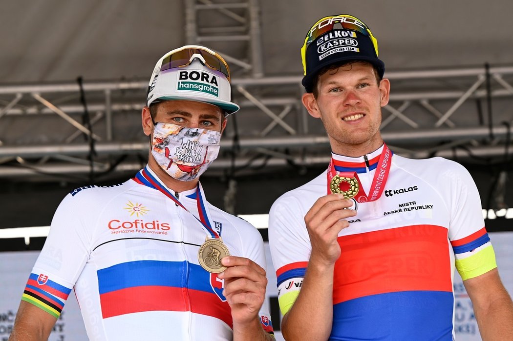 Český cyklista Michael Kukrle se slovenskou hvězdou Peterem Saganem (vlevo)
