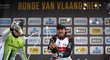 Slovenský cyklista Peter Sagan slaví na stupních vítězů se Švýcarem Fabianem Cancellarou