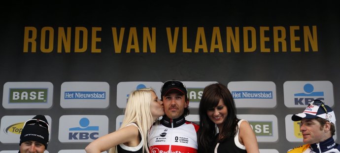 Slovenský cyklista Peter Sagan po skončení závodu štípl na stupních vítězů hostesku do zadečku. Ta právě líbala vítěze, gesto slovenského cyklisty zachytily televizní kamery. Sagan se pak za své počínání omluvil.