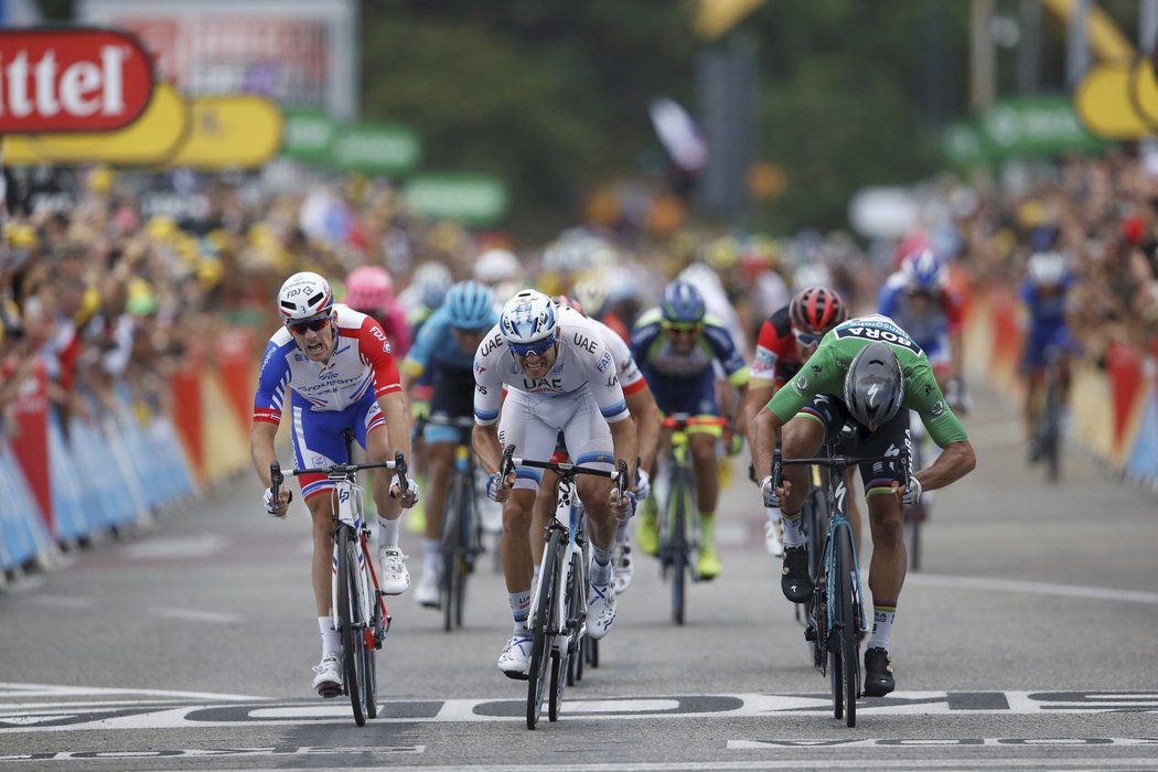 Slovenský cyklista Peter Sagan si na letošní Tour připsal třetí vítězství. Ve spurtu 13. etapy porazil Nora Kristoffa. Ve žlutém zůstal Brit Thomas.