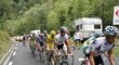 Peloton Tour de France zdolává jeden z vrcholů