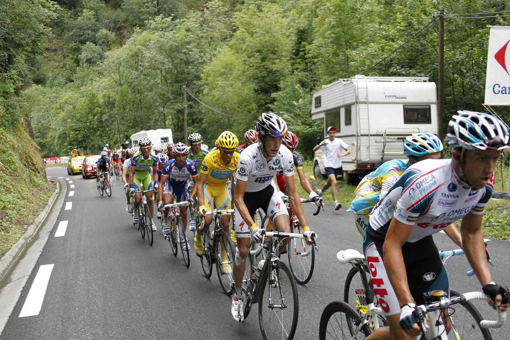 Peloton Tour de France zdolává jeden z vrcholů