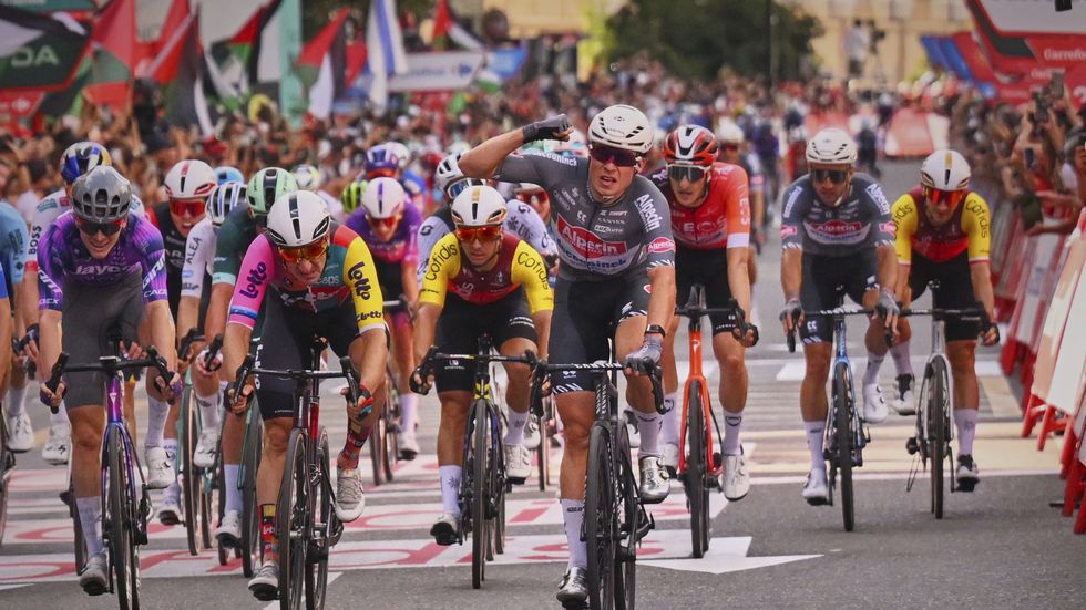Belgický cyklista Jasper Philipsen z týmu Alpecin–Deceuninck (vpravo) vítězí v osmé etapě Vuelty