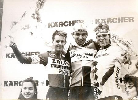 Na stupních vítězů. Snímek je z roku 1990, kdy Šimůnek vyhrál závod Superprestige v Římě