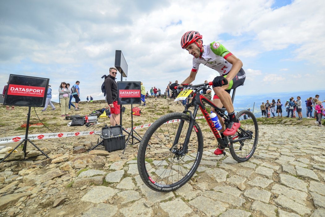 Jedinečný závod vyhnal cyklisty na samý vrchol Sněžky