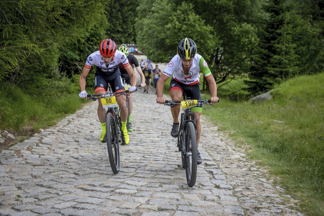 Jedinečný závod vyhnal cyklisty na samý vrchol Sněžky