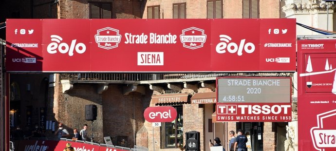 Wout van Aert na prázdném náměstí v Sieně jako vítěz tradiční klasiky Strade Bianche