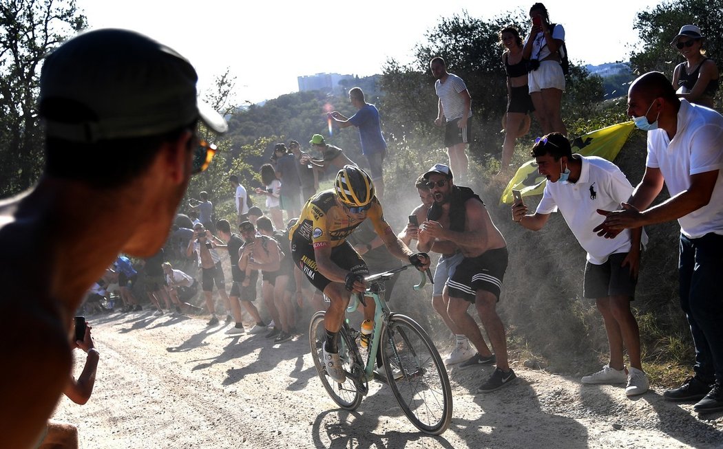 Wout Van Aert na prašné trase mezi diváky Strade Bianche 2020