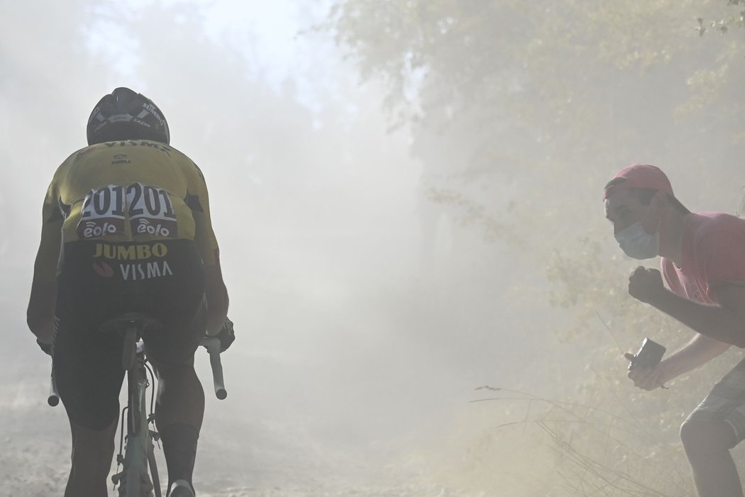 Wout Van Aert v prachu cesty na Strade Bianche 2020