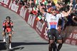 Zdeněk Štybar se raduje z triumfu v klasickém závodě Strade Bianche