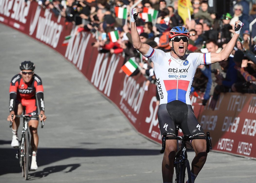 Zdeněk Štybar se raduje z triumfu v klasickém závodě Strade Bianche