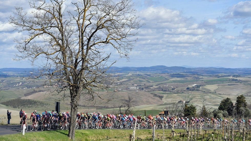 Pohled na peloton při klasickém závodu Strade Bianche v Toskánsku