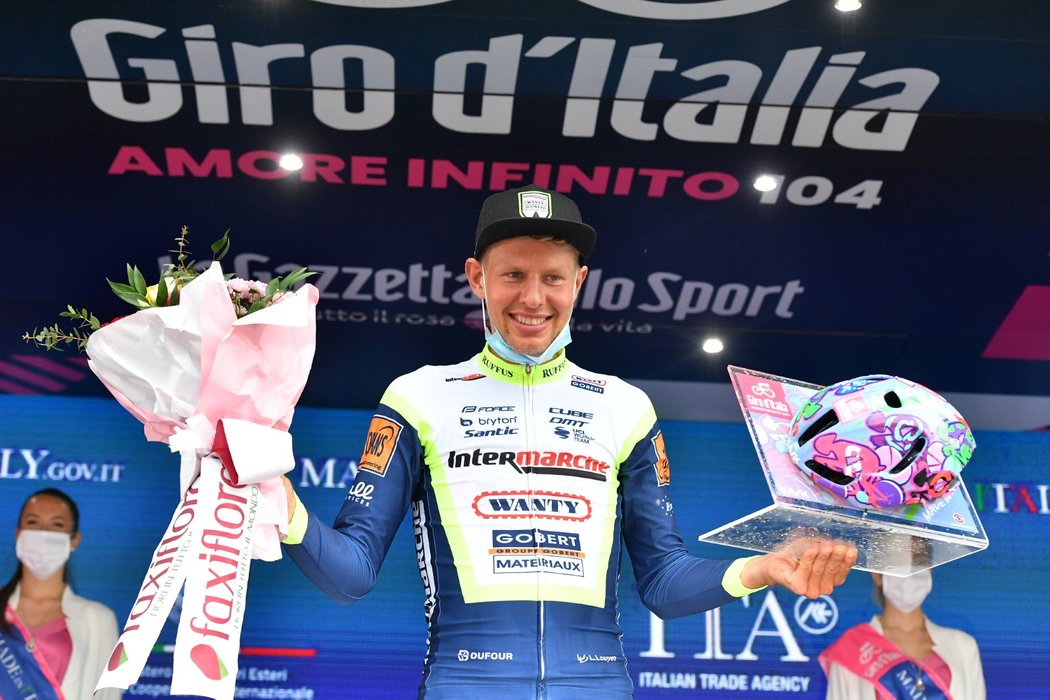 Nizozemský cyklista Taco Van der Hoorn, jenž jede první Grand Tour v kariéře, vyhrál po úniku třetí etapu Gira d&#39;Italia
