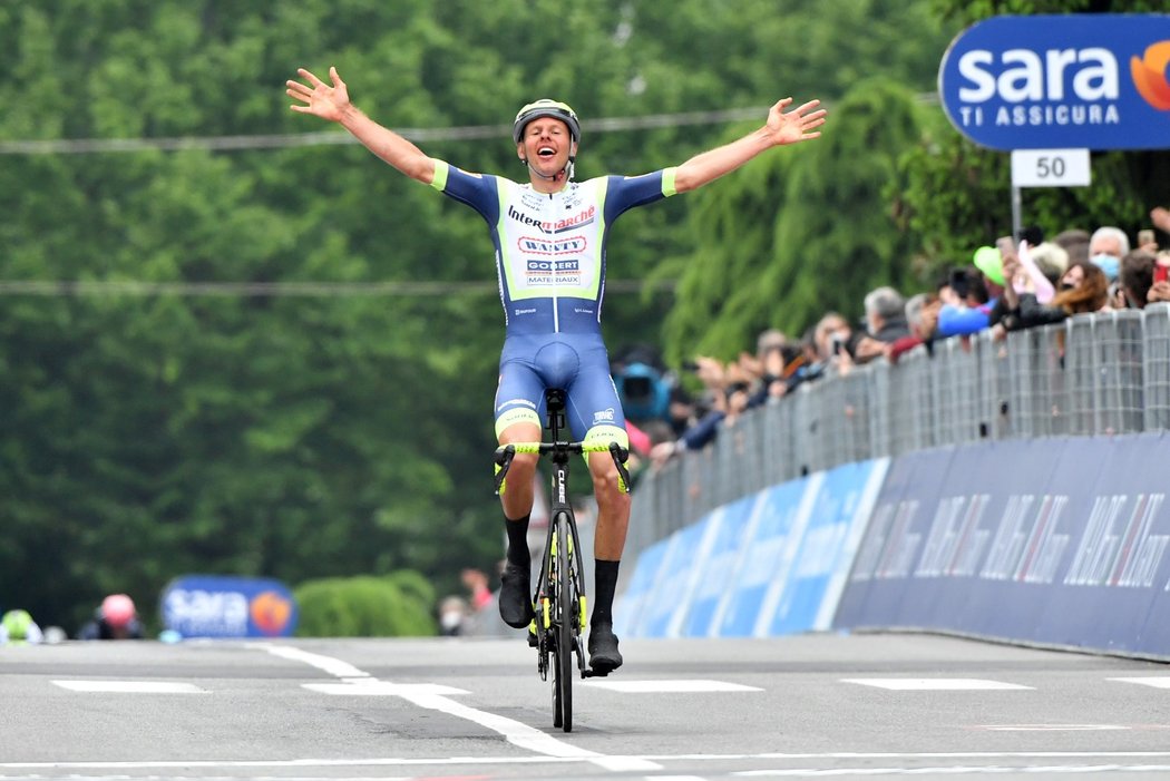 Nizozemský cyklista Taco Van der Hoorn, jenž jede první Grand Tour v kariéře, vyhrál po úniku třetí etapu Gira d&#39;Italia