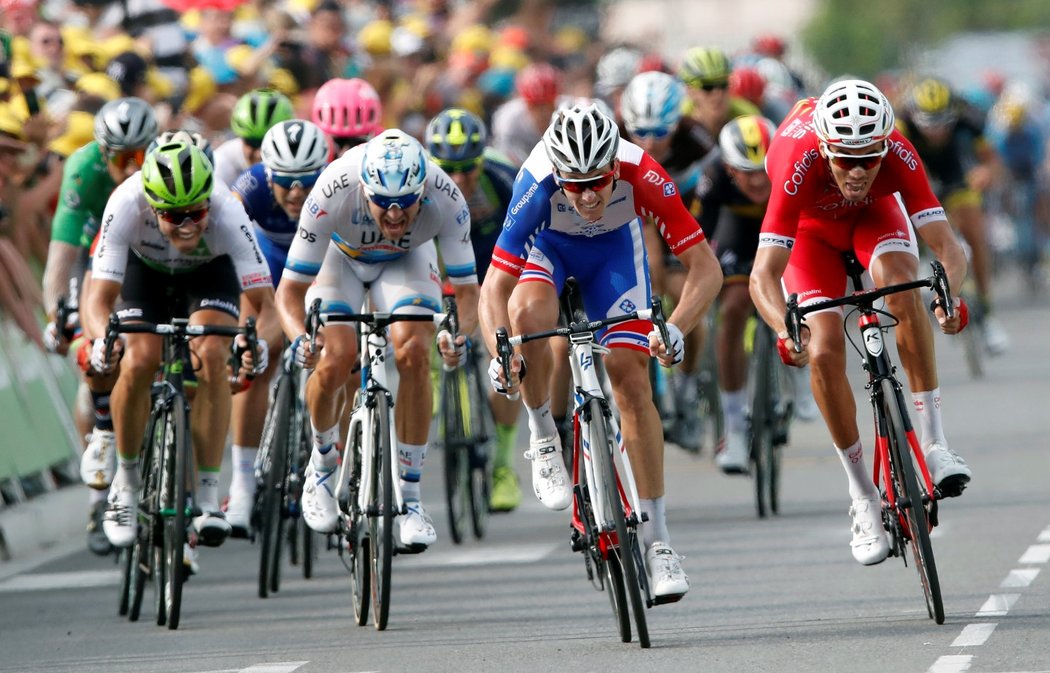 Francouz Arnaud Demare (druhý zprava) zvítězil v 18. etapě Tour, druhý dojel další Francouz Christophe Laporte (vpravo)