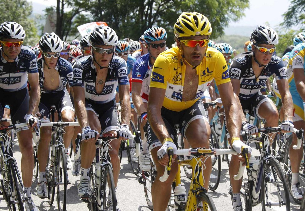 Fabian Cancellara (uprostřed) po dnešní etapě přišel o žlutý trikot