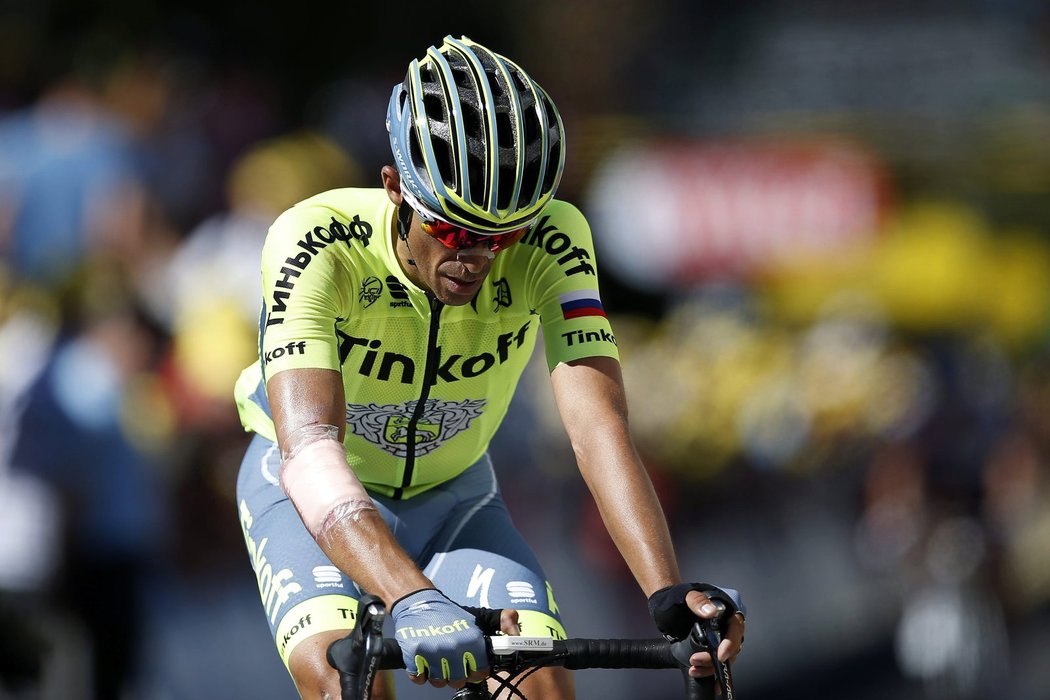 Španělský cyklista Alberto Contador kvůli zdravotním problémům odstoupil z Tour de France