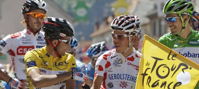 Držitelé jednotlivých trikotů na Tour de France - zleva Carlos Sastre, Bernhard Kohl a Oscar Freire..