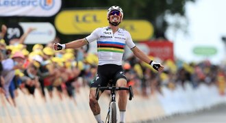 Úvodní etapu Tour poznamenaly dva tvrdé pády, slavil Alaphilippe