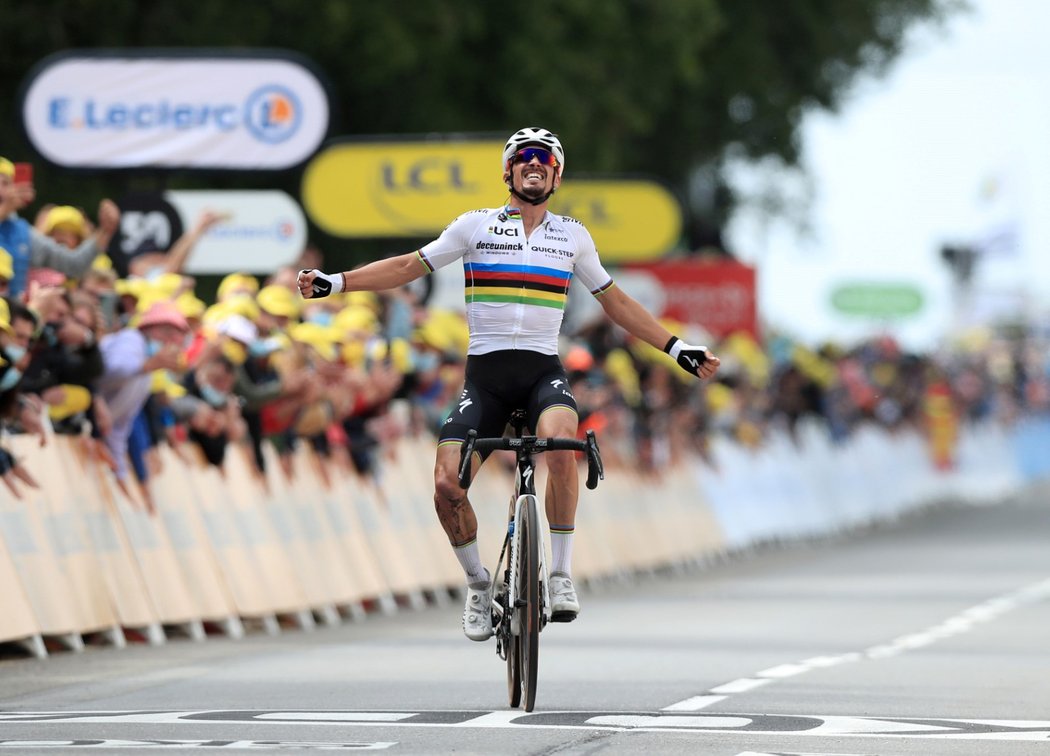 Julian Alaphilippe vyhrál po útoku v cílovém stoupání úvodní etapu Tour de France