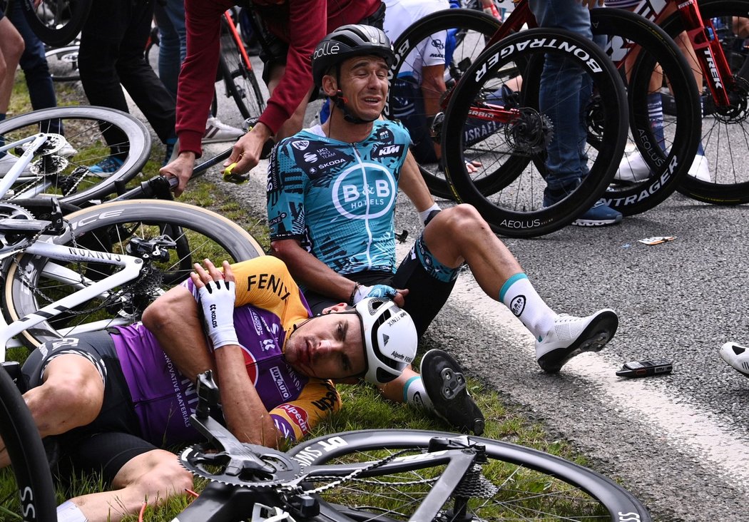 Pádu se nevyhnul ani francouzský cyklista Bryan Coquard