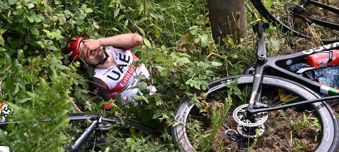 Švýcarský jezdec Marc Hirschi v bolestivých grimasách po pádu v 1. etapě Tour