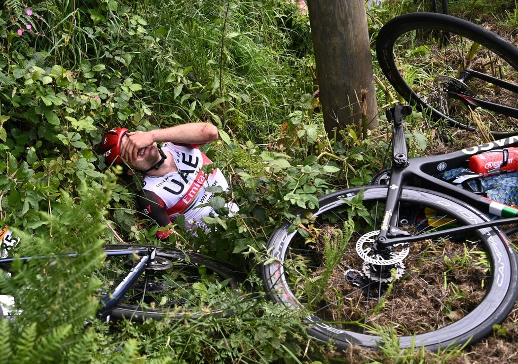 Švýcarský jezdec Marc Hirschi v bolestivých grimasách po pádu v 1. etapě Tour